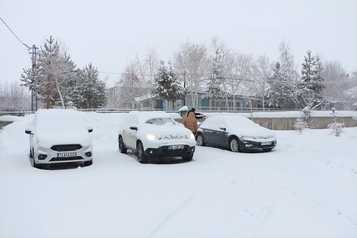 Karlıova’da Yoğun Kar Yağışı Yolları ve Okulları Felç Etti