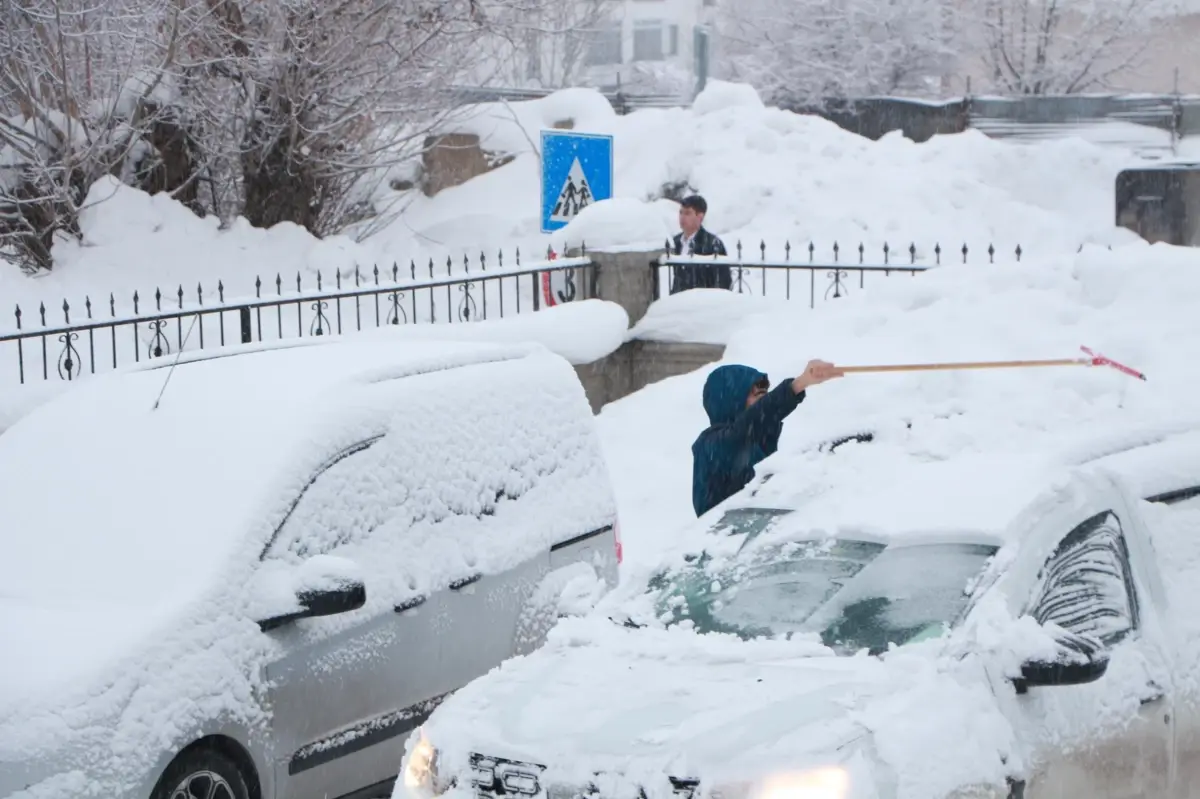 Karlıova’da Yoğun Kar Yağışı Yol Açıklarını Kapatıyor