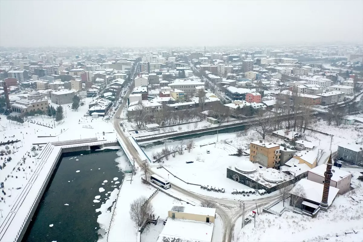 Doğu Anadolu’da Şiddetli Kar ve Düşen Sıcaklıklar Bölgeyi Etkisi Altına Alıyor