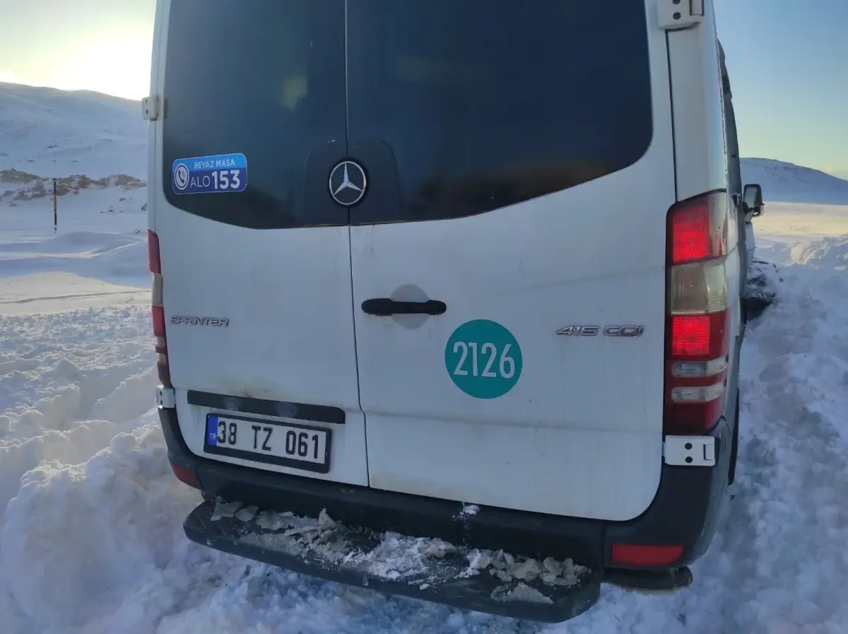 Kayseri'de Minibüs ve Taksi Çarpışması: 16 Kişi Yaralı