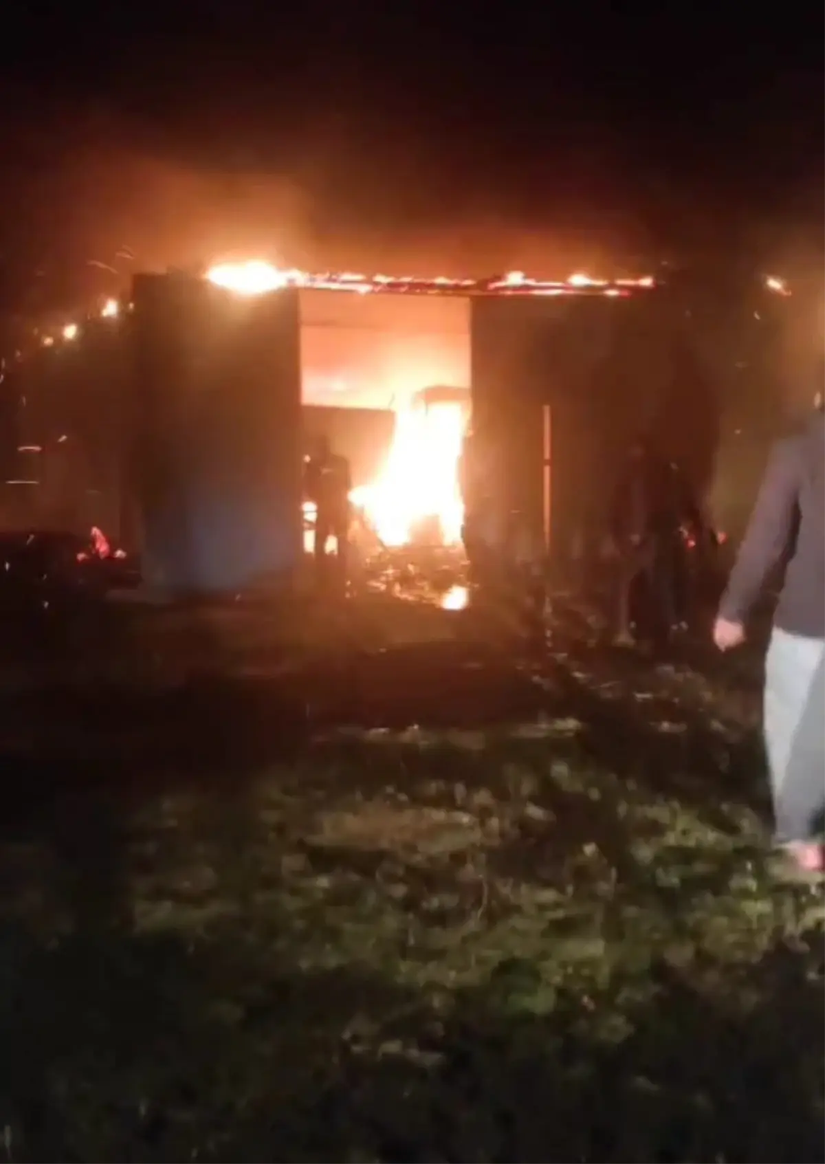 Mucur'da Çıkan Yangın 2 Traktörü ve Tarım Aletlerini Mahvetti