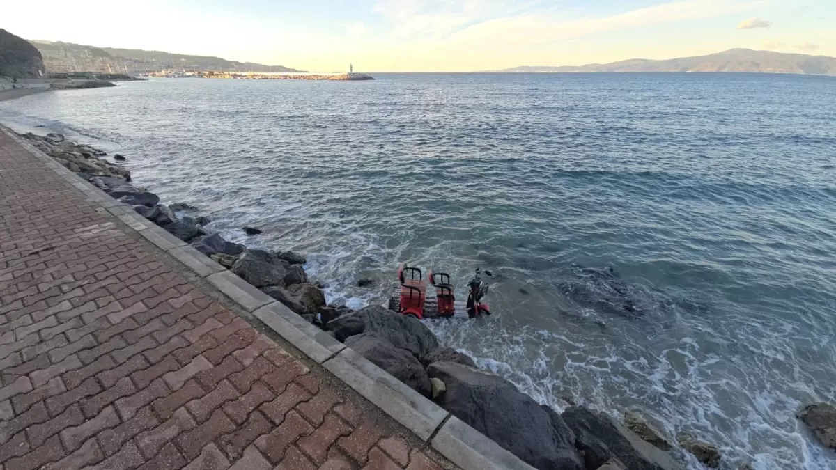 Mudanya’da Kontrolden Çıkan Elektrikli Üç Tekerlekli Motosiklet Denize Düşerek 2 Yaralı Bıraktı