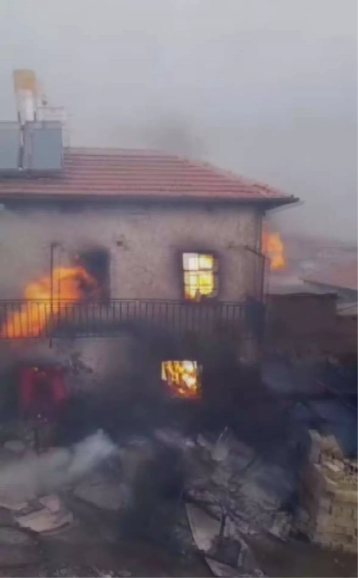 Ereğli'de Fırtına Nedeniyle Elektrik Hattı Kıvılcım Yaratıp Ev Yaktı