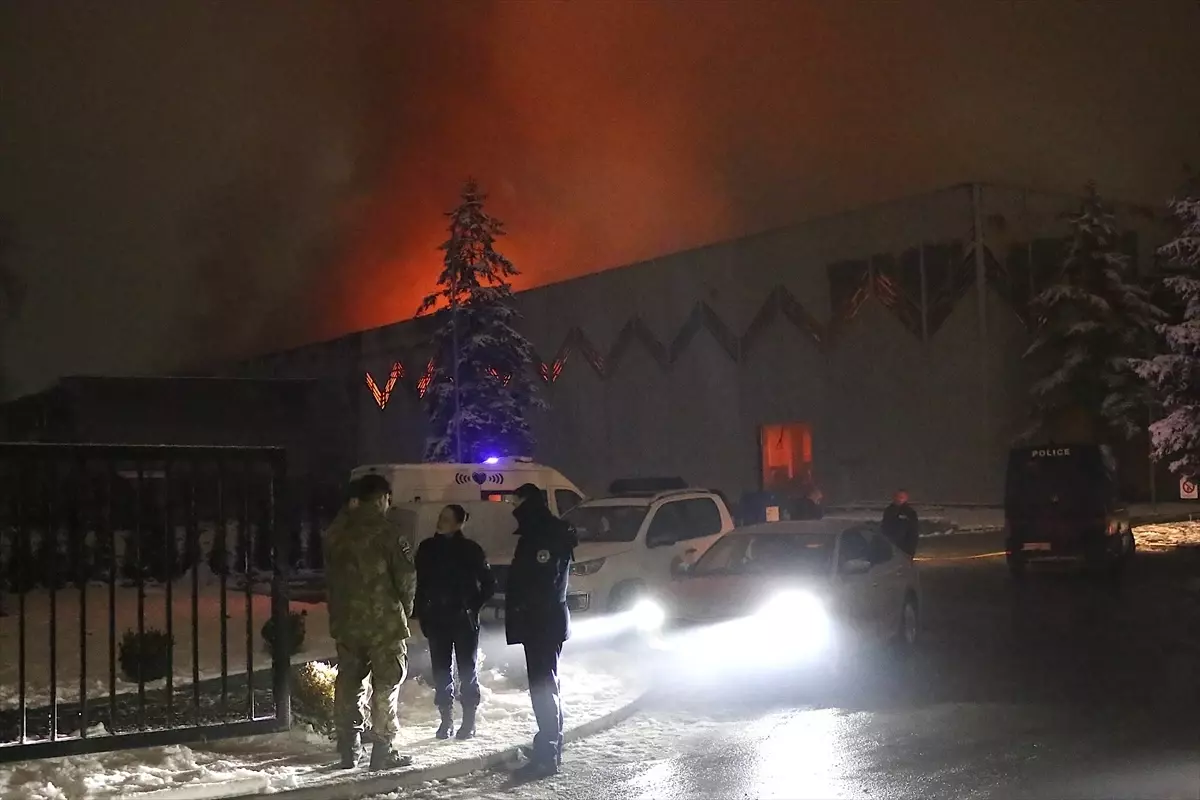 Yakova’da Fabrika Yangını: İtfaiye Ekipleri Olay Yerine Müdahale Etti