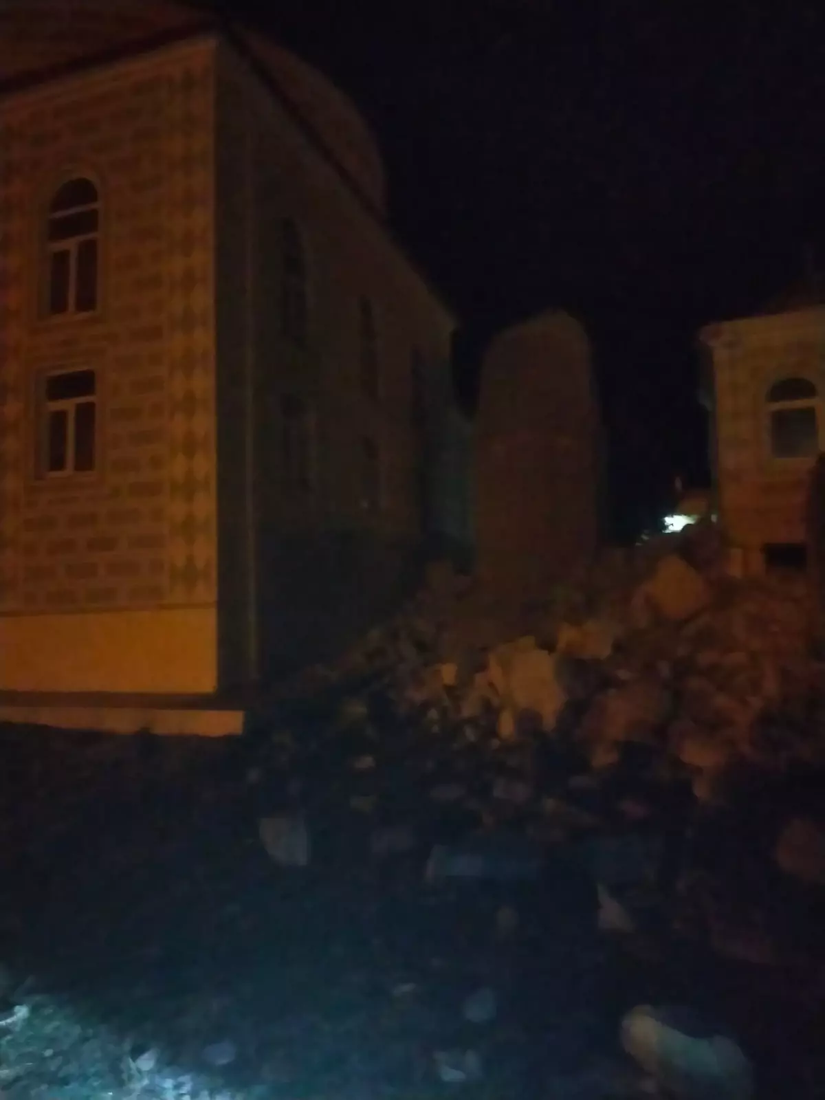 Manisa Selendi’de Şiddetli Fırtına Camii Minaresini Yere Döktü