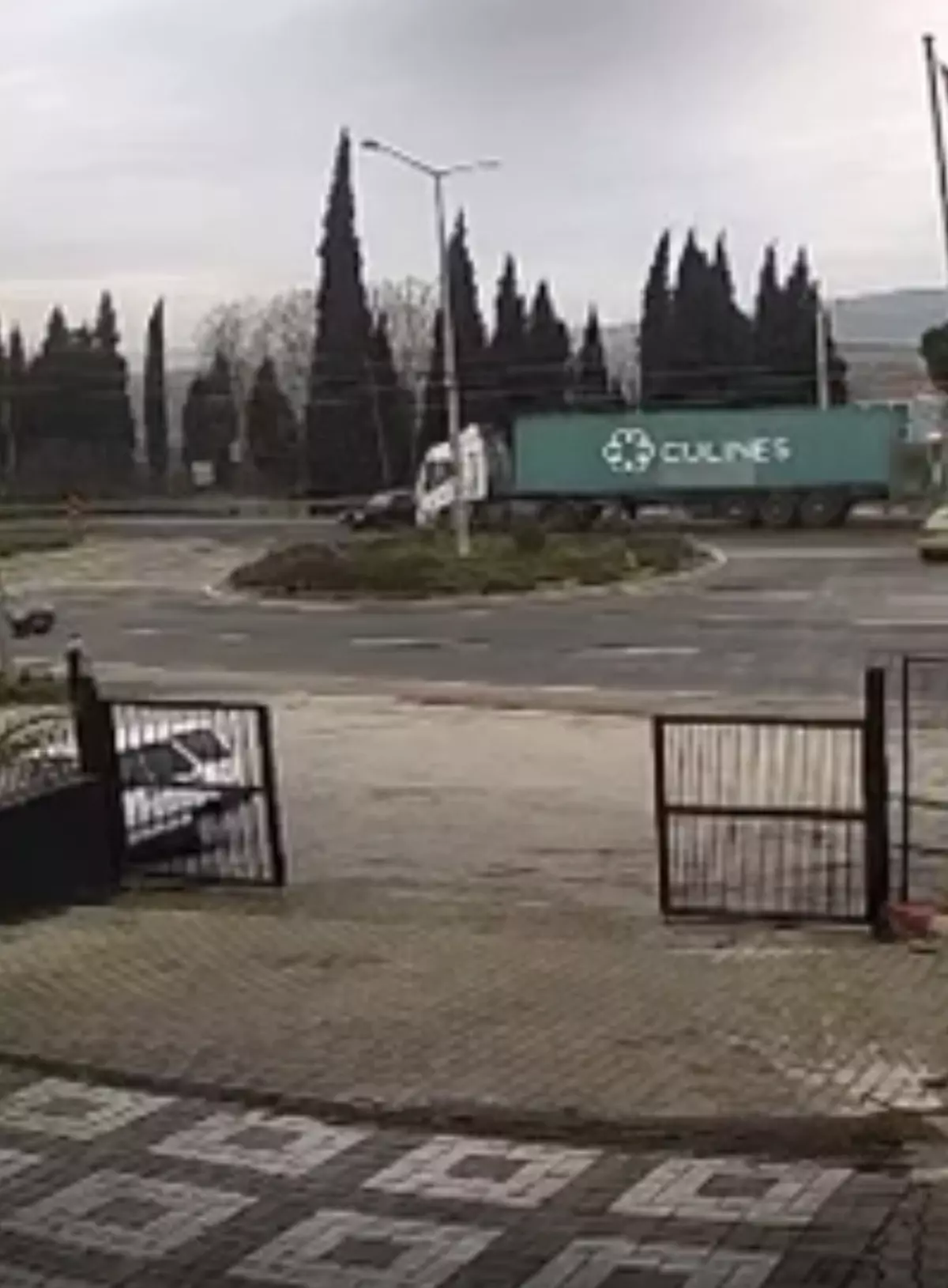 Turgutlu’da TIR ile Çarpışan Otomobilde Sürücü Hayatını Kaybetti