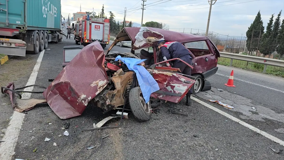 Manisa'nın Turgutlu İlçesinde Tır ve Otomobil Çarpışması: Sürücü Halil İnan Şehit Oldu