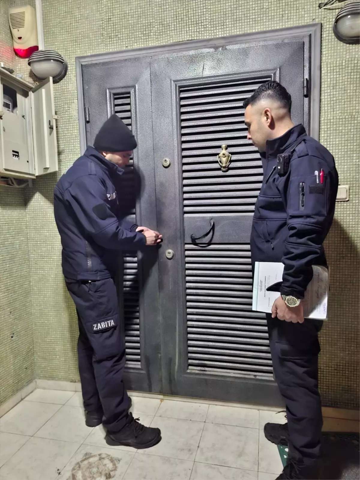 Tarsus’ta Ruhsatsız Yaşlı Bakımevi Mühürlendi, 16 Yaşlı Ailelerine Teslim Edildi