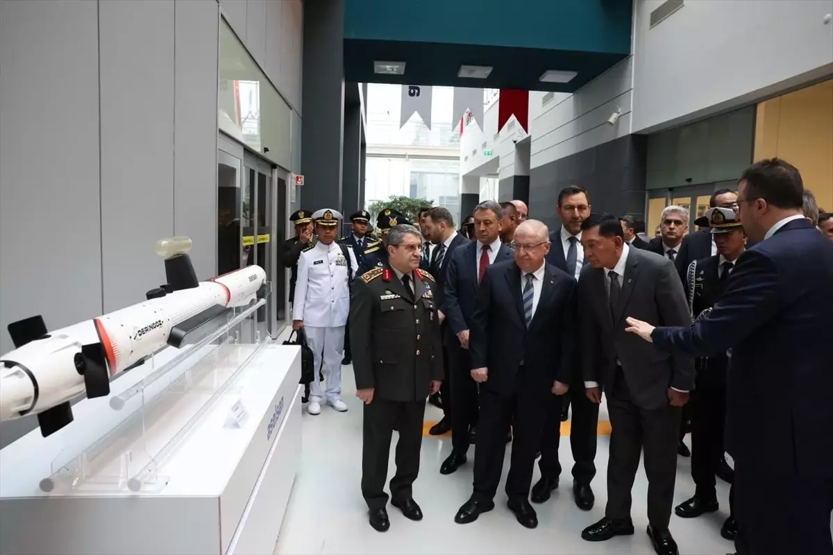 Milli Savunma Bakanı Güler ve Endonezya Savunma Bakanı ASELSAN'ı Ziyaret Etti