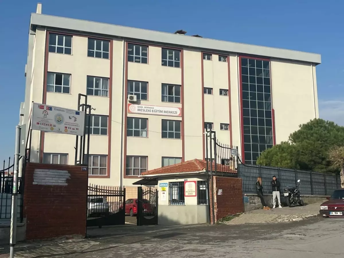 İzmir'de Öğretmen, 6 Kız Öğrenciyi Evinde Temizlik Yapmaya Zorlamasıyla Soruşturma Altında