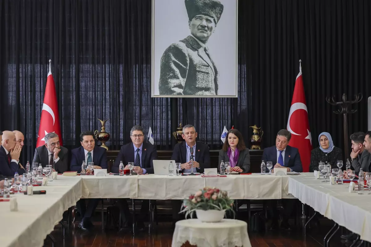 CHP Lideri Özgür Özel, Doğu ve Güneydoğu İl Başkanlarıyla Ankara’da Buluştu