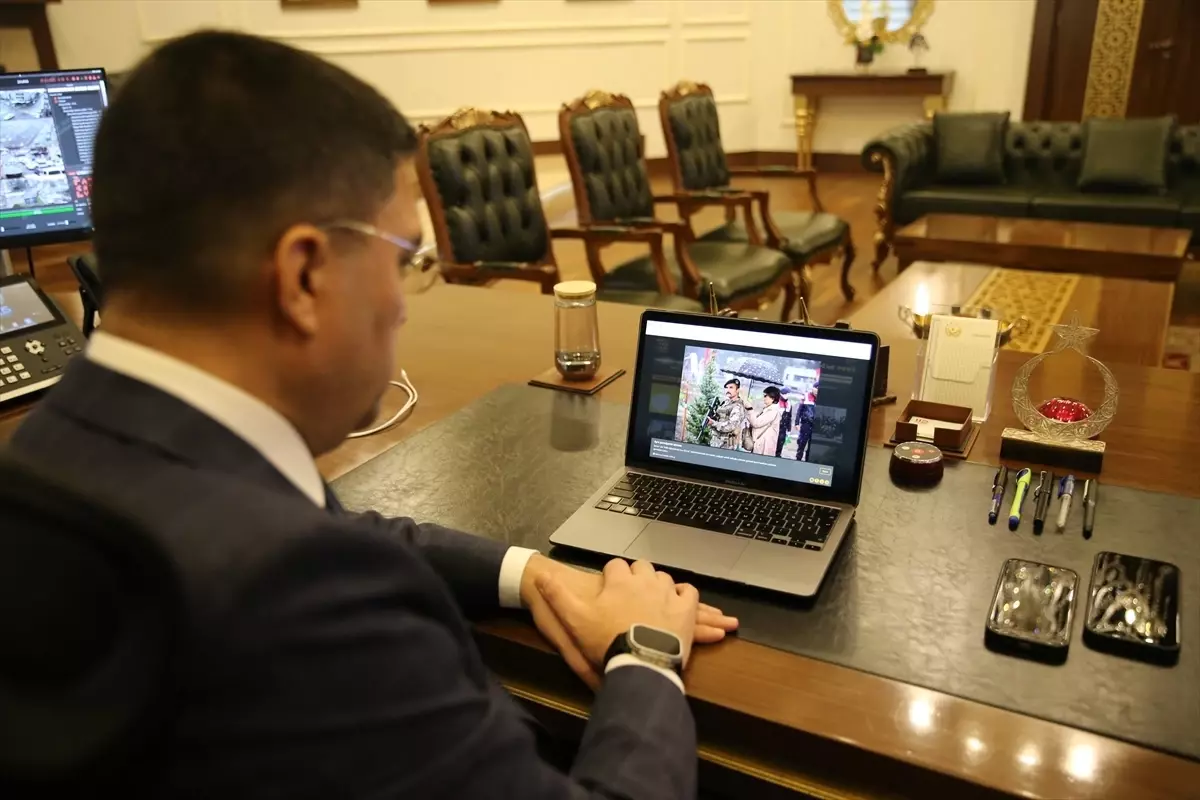 Şanlıurfa Emniyet Müdürü Aksoy, AA’nın 2025 Yılın Kareleri Oylamasında Fotoğrafları İnceledi