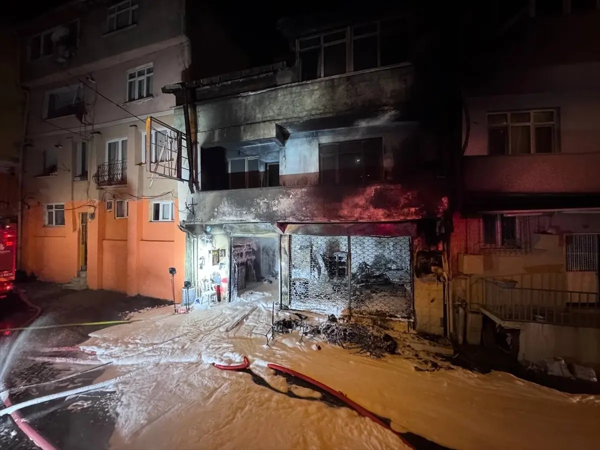 Sarıyer'de Motosiklet Tamirhanesinde Çıkan Yangın İş Yeri Sahibini Hafif Yaraladı