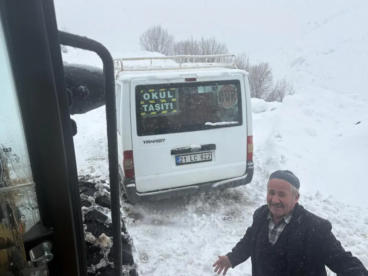 Şirvan’da Kar Yağışı Nedeniyle Mahsur Kalan Öğrenci Servisine Kurtarma Operasyonu