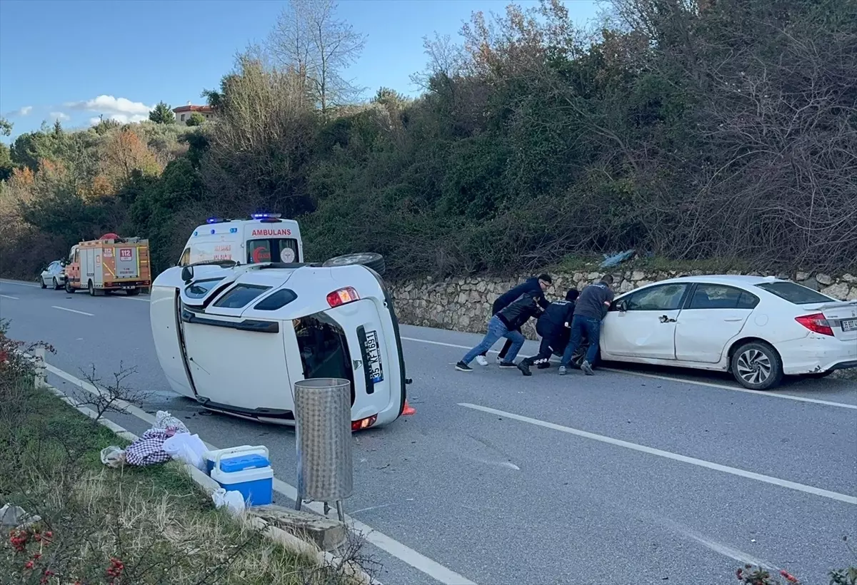 Söke'de Hafif Ticari Araç ve Otomobil Çarpıştı: İki Sürücü Yaralandı