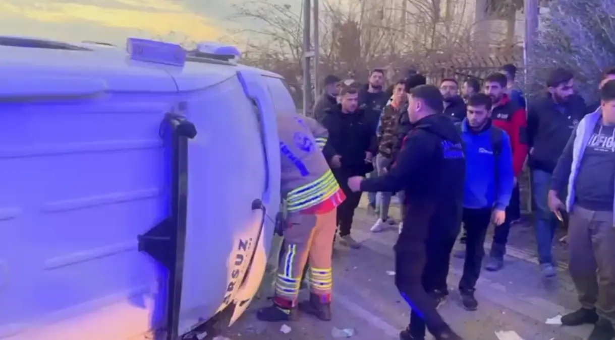 Hatay'da TIR ve Minibüs Çarpışması: 14 Kişi Yaralandı