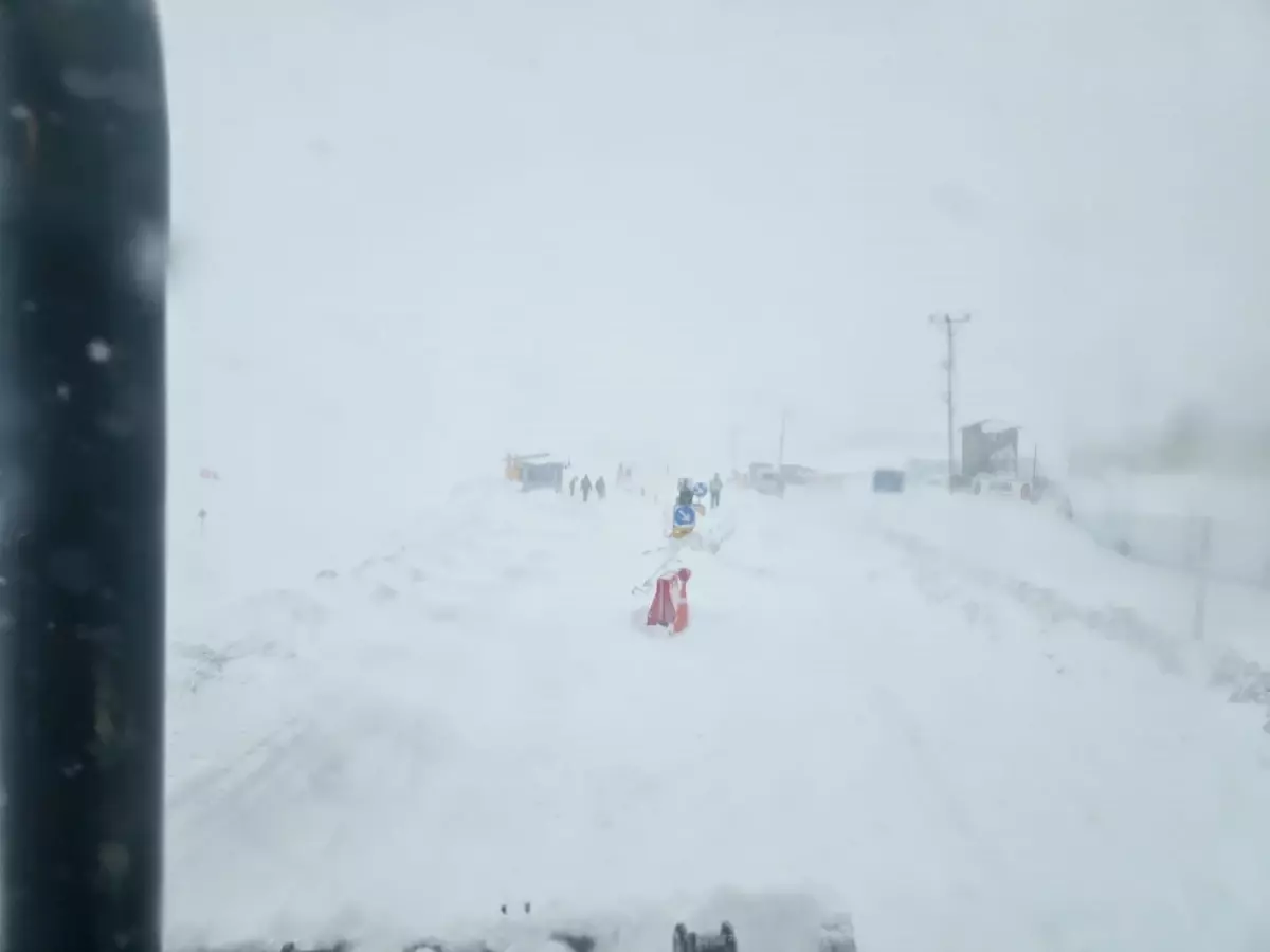 Van-Çatak Karayolu Çığ ve Kar Riski Nedeniyle Trafiğe Kapatıldı