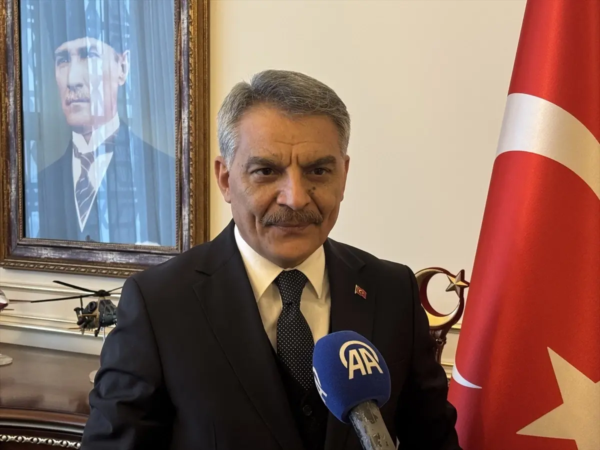 Yozgat Valisi Özkan, AA’nın 2025 Yılının En İyi Fotoğraflarını Değerlendirdi