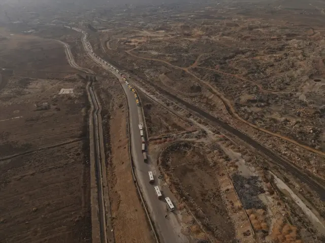 Halep sokaklarında YPG militanları