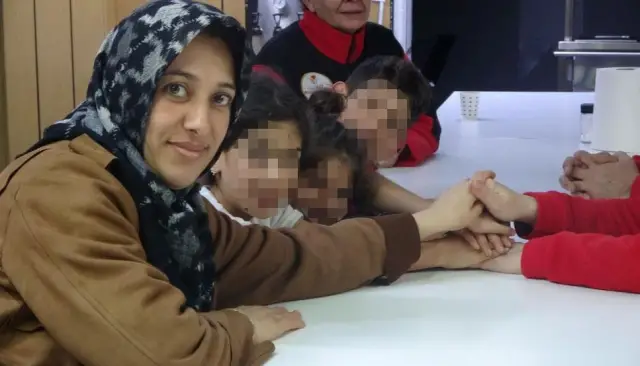 Geçici barınma merkezindeki aile