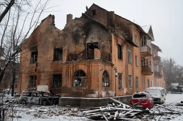 Saldırı sonrası Kiev sokaklarında yıkım