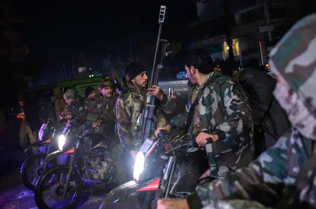 Savaş araçları şehir içinde ilerliyor