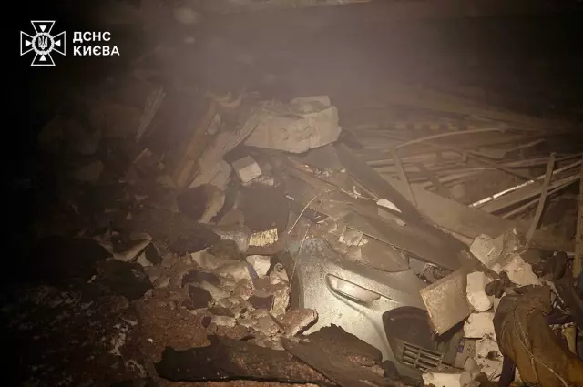 Ukrayna'da elektrik kesintisi yaşayan vatandaşlar