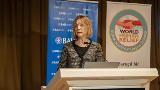 Kongredeki konuşmacıların sahne aldığı an