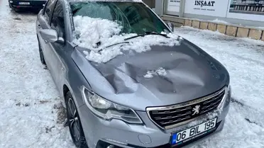 Kar ve buz kütlesi aracın üzerine düşüyor