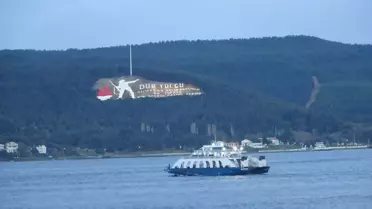 Feribot limanında fırtına nedeniyle bekleyen yolcular