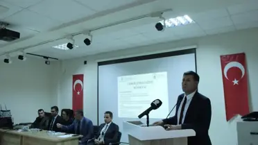 Toplantı sırasında okul müdürleri ve eğitim yetkilileri