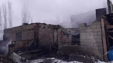 Yangın sonrası ev ve ahır kalıntıları