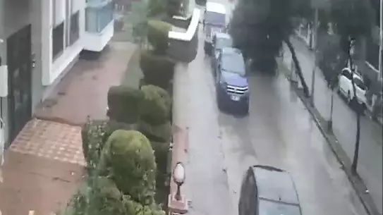 Nazilli’de devrilen ağaç ve yol