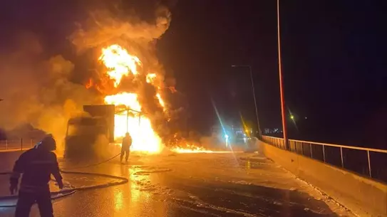 TAG Otoyolu'nda alev alan tır