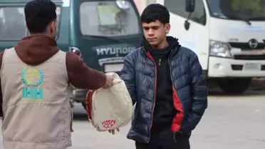 Halep'te dağıtılan yardım paketleri