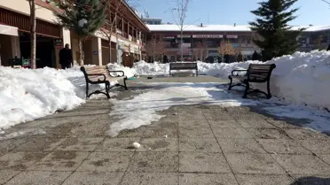 Erciş'te kar yığınları arasında kurulan çay masası