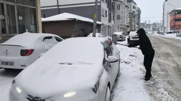 Kars Havalimanı'nda kar yağışı nedeniyle iptal edilen uçuşlar