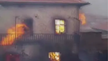 Yanmış iki katlı evin dış görünüşü