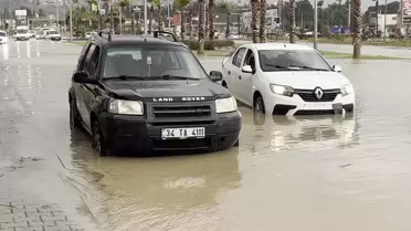 Fırtına sonrası Kuşadası sahilinde yükselen dalgalar