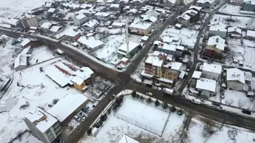 Kar yağışıyla kapalı okul bahçesi