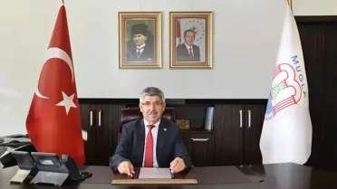 MSKÜ Rektörü Kaçar konuşma yaparken basın çalışanları