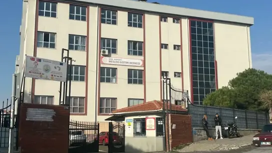 Öğrencilerin evde temizlik yaptığı an