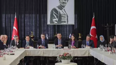 Toplantı sırasında Özgür Özel