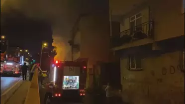 İtfaiye ekiplerinin yangını söndürürken görüntüsü