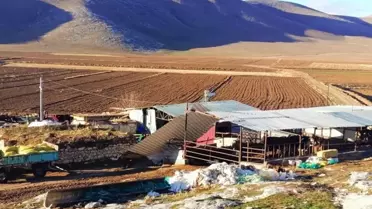 Fırtına sonrası uçan çatı ve yıkılan balkonlar