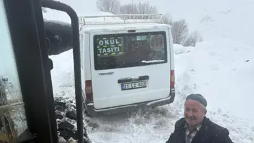 Kurtarma ekiplerinin öğrenci servisini kurtarması