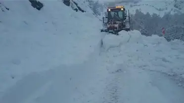 Çığ sonrası yol temizleniyor