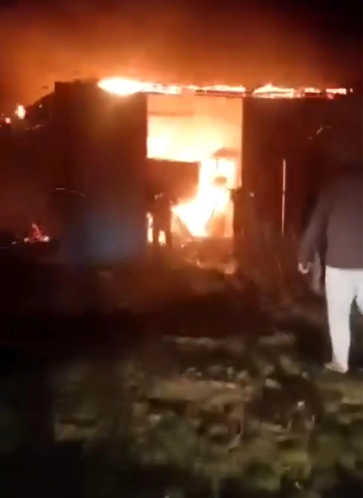 Kızıldağ Köyü'nde Garaj Yangını Tarım Ekipmanlarını Yok Etti