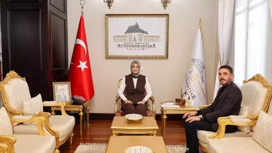 Vali Yiğitbaşı ile Gençlik Konseyi temsilcisi görüşme anı