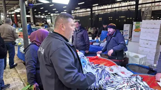 Sarıgöl'de denetlenen su ürünleri satış noktası